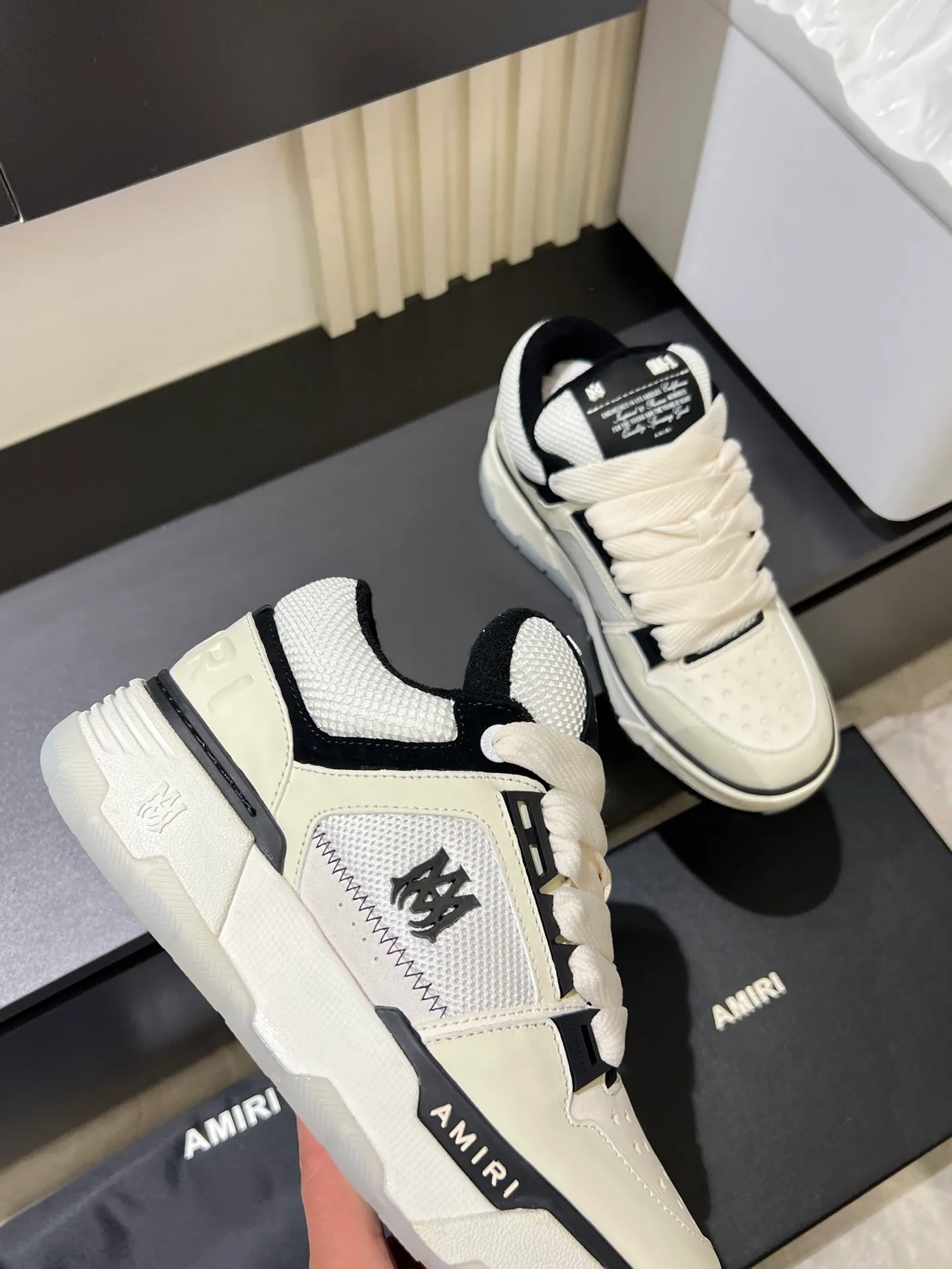 Men's shoes 💰p680 [AMIRI] 2025 spring and summer series new sneakers, new 🆕 bread shoes, bread shoes have a very special big tongue design, thickened outsole, rounded toe, oversized rubber sole and perforated star details, whoever wears them will look better! The appearance is responsible, the feet are retro and handsome! Size: 38-45